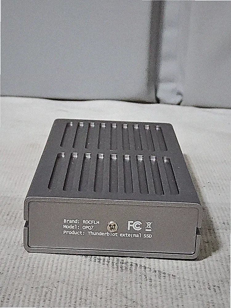 +ROCFLH Model: OPQ7 Product Thunderbolt External SSD 2 TB USB3.2 Gen2 Type-C.